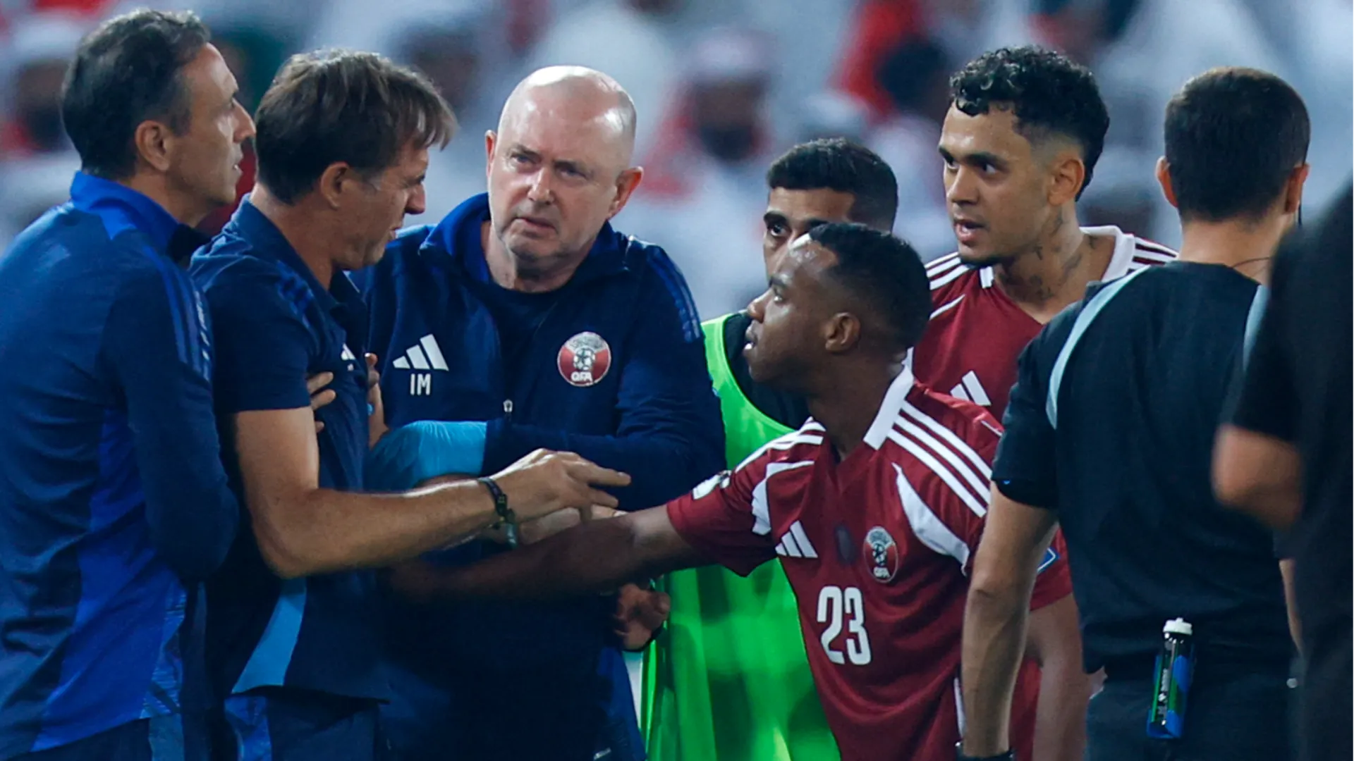Lopetegui è rimasto a terra dolorante, e il suo staff è accorso subito ad aiutarlo