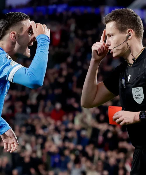 Manca di rispetto all’arbitro, giocatore cacciato: foto