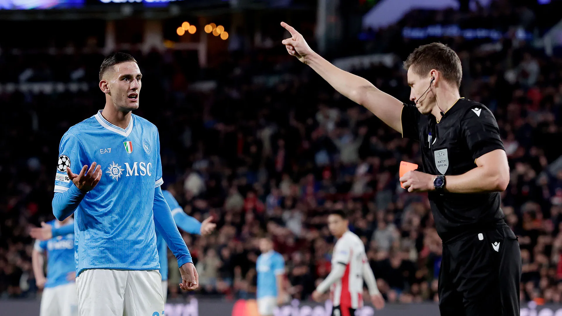 Il Napoli in 10 ha poi subìto altre 3 reti, perdendo 6-2