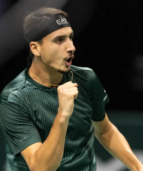 Lorenzo Sonego batte in rimonta Lorenzo Musetti e va negli ottavi a Parigi