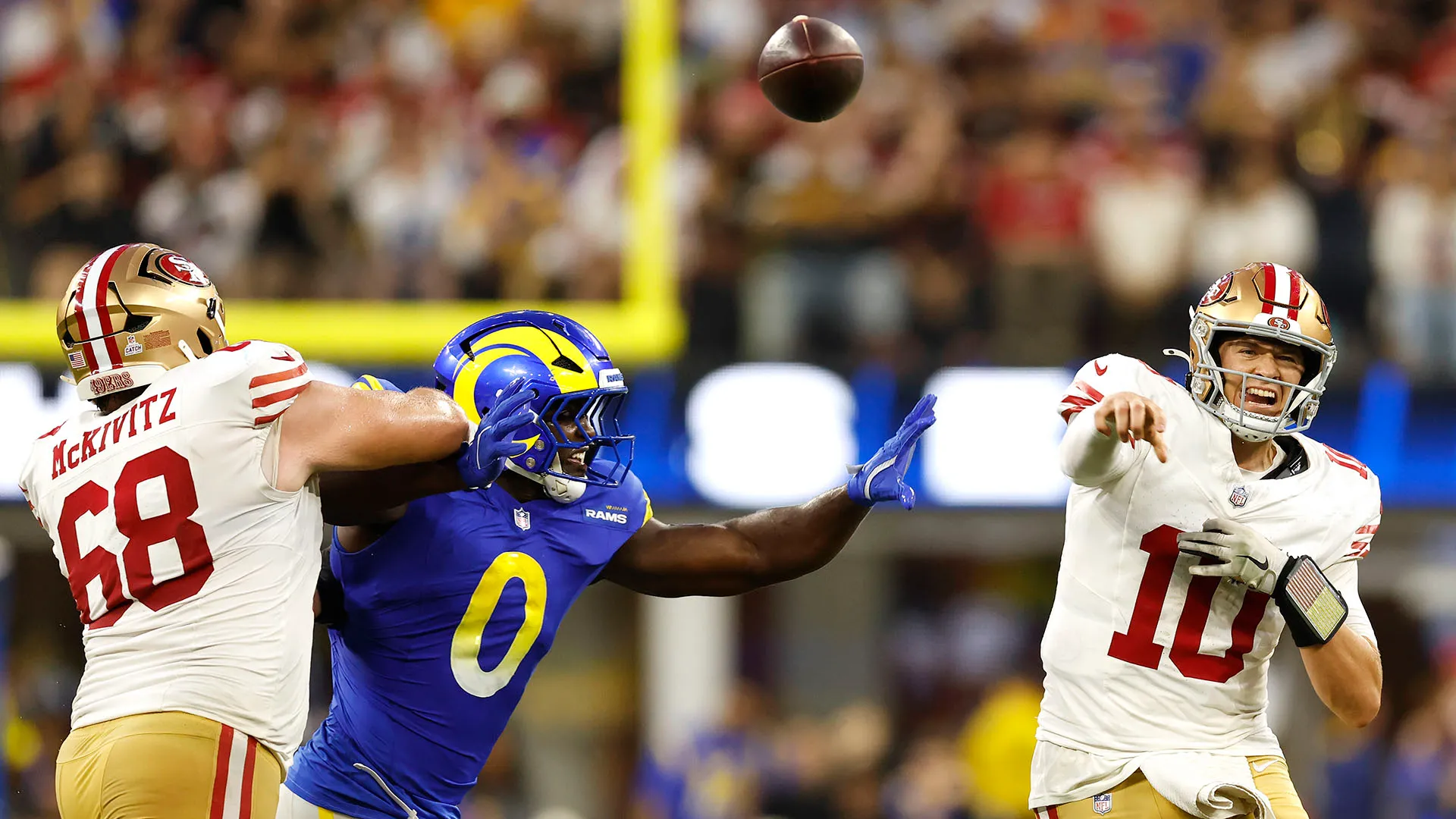 Alcuni membri dello staff dei San Francisco 49ers l'hanno aiutato ad andare negli spogliatoi
