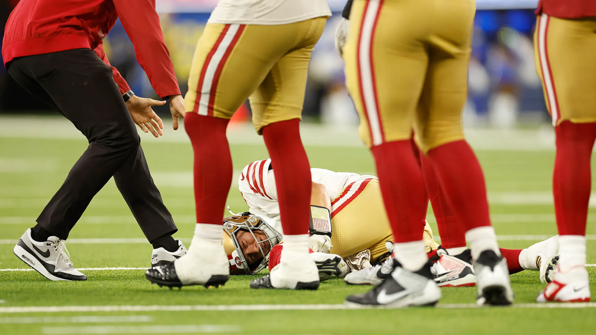 Contro i Los Angeles Rams, dopo una serie di contrasti durissimi, è crollato a terra