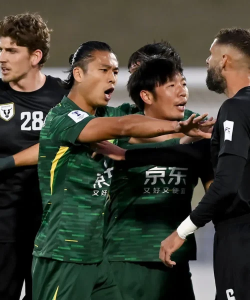 Saltano i nervi durante Macarthur-Beijing Guoan: le foto della maxi rissa