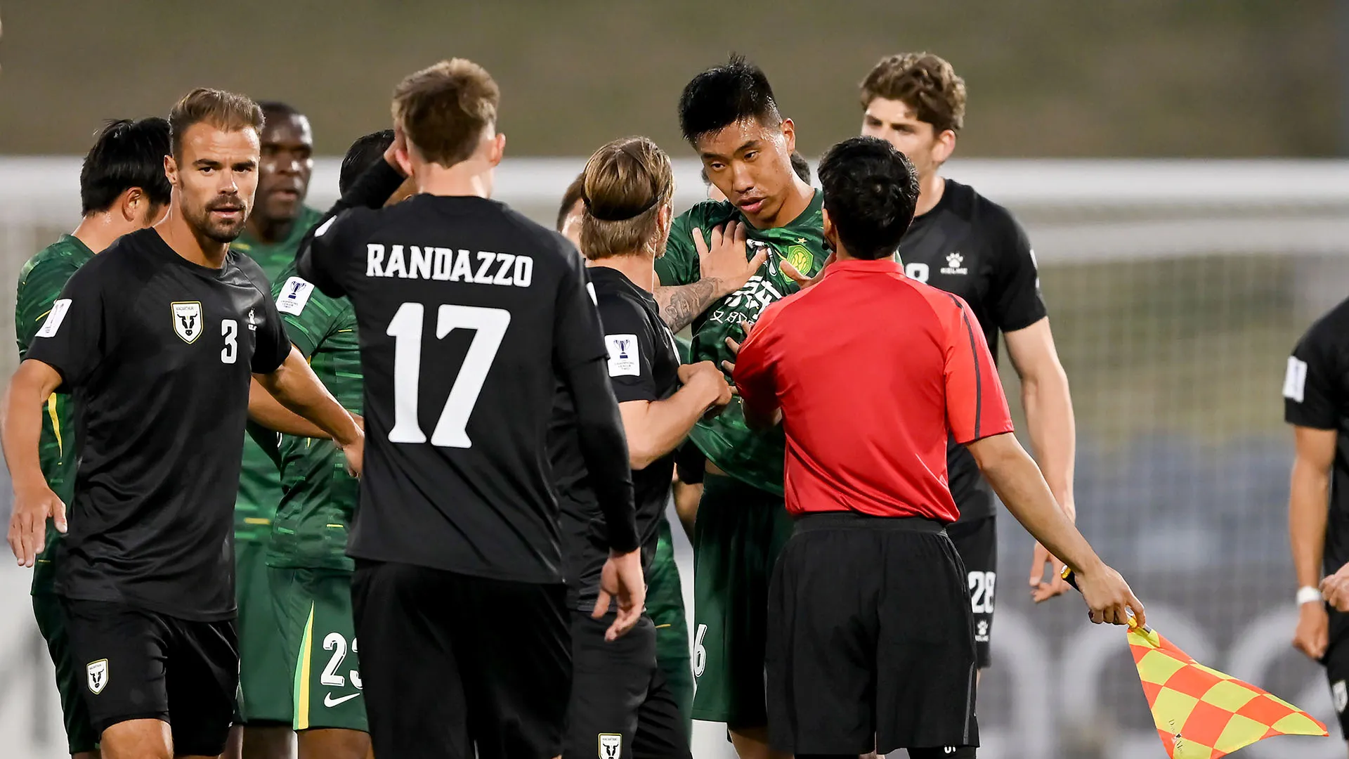 Saltano i nervi durante Macarthur-Beijing Guoan: le foto
