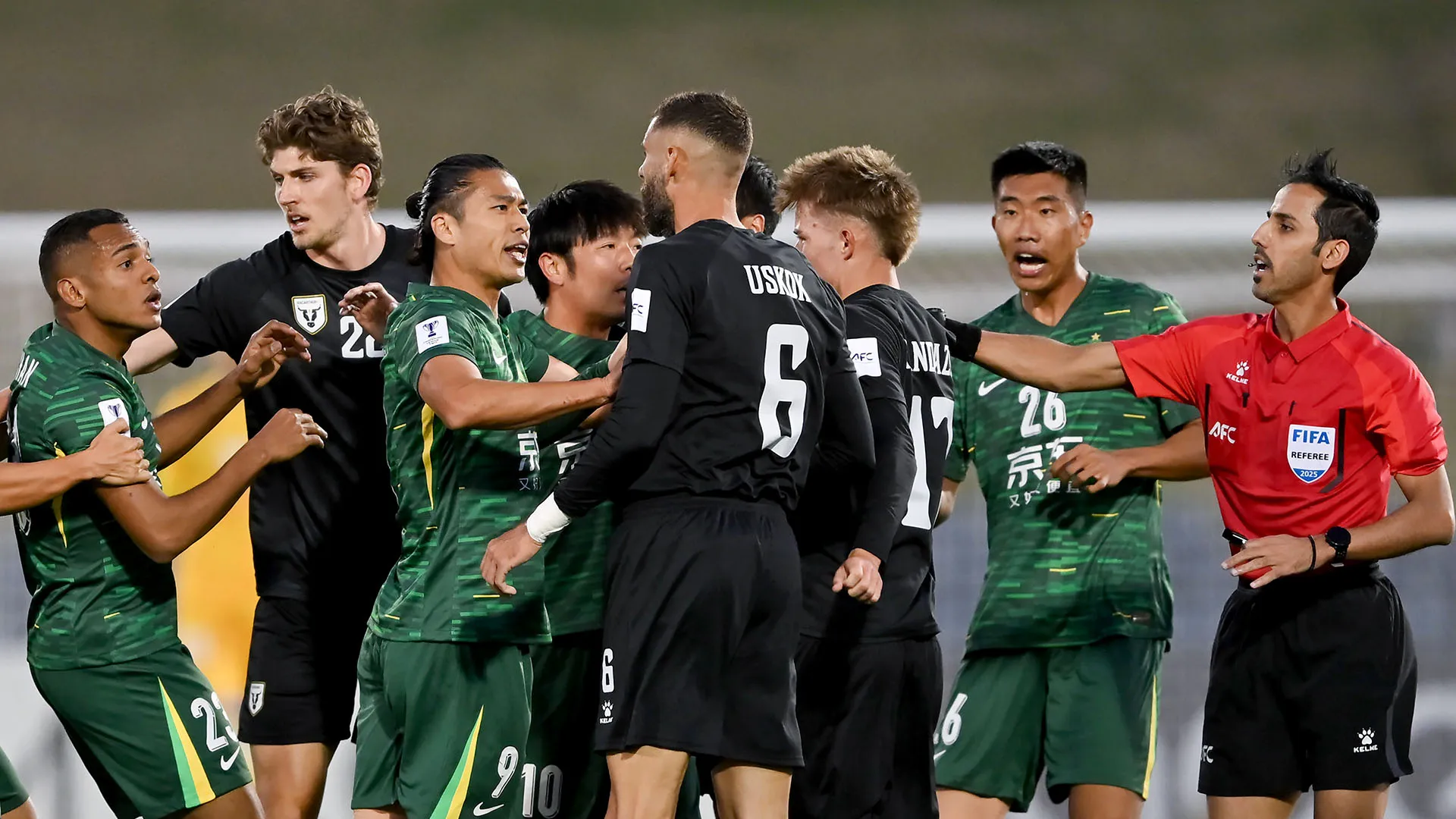 Momenti di grande tensione durante la sfida per l'AFC Champions League Two
