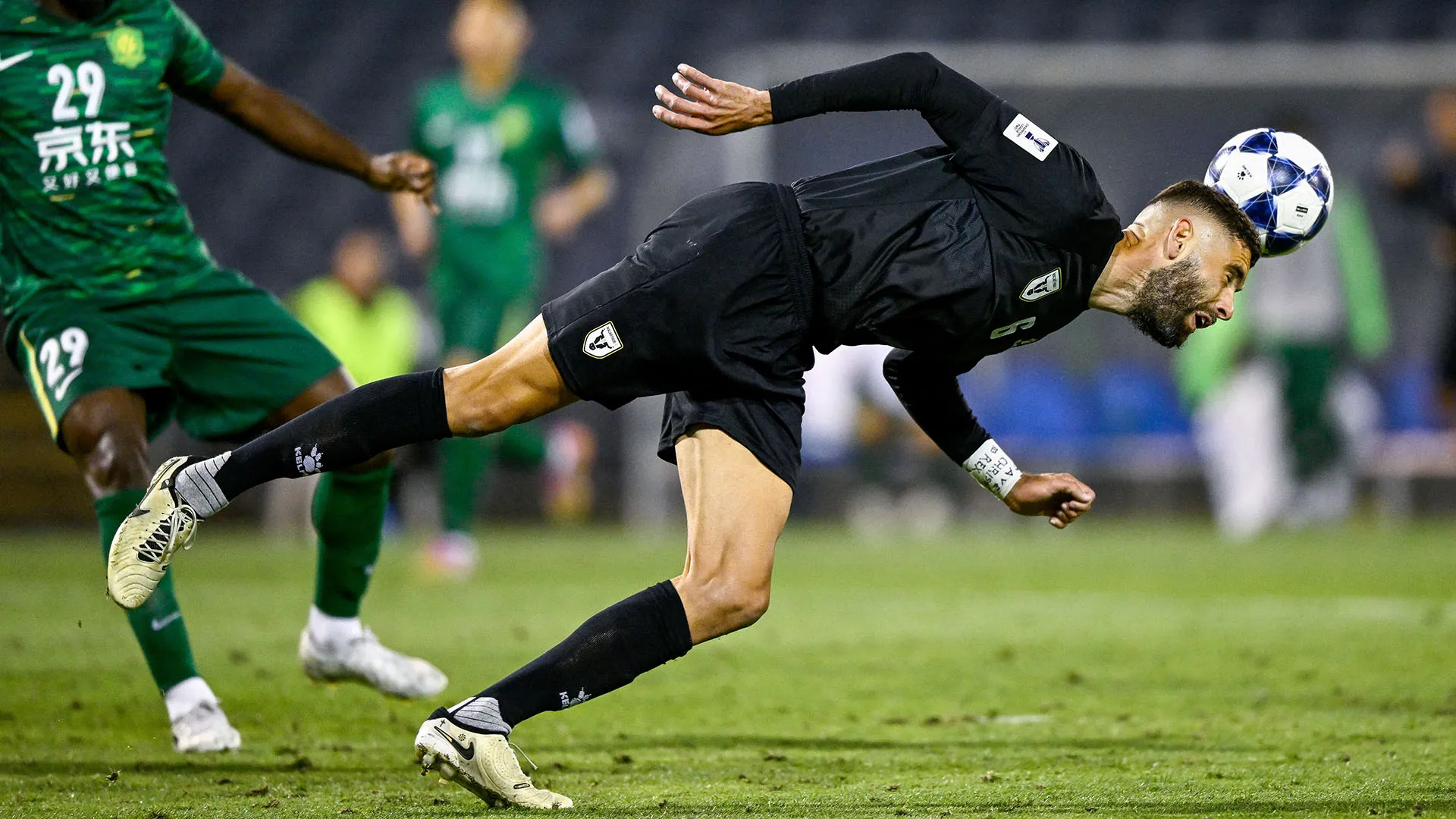 Contrasti più o meno legittimi hanno fatto saltare i nervi ai calciatori