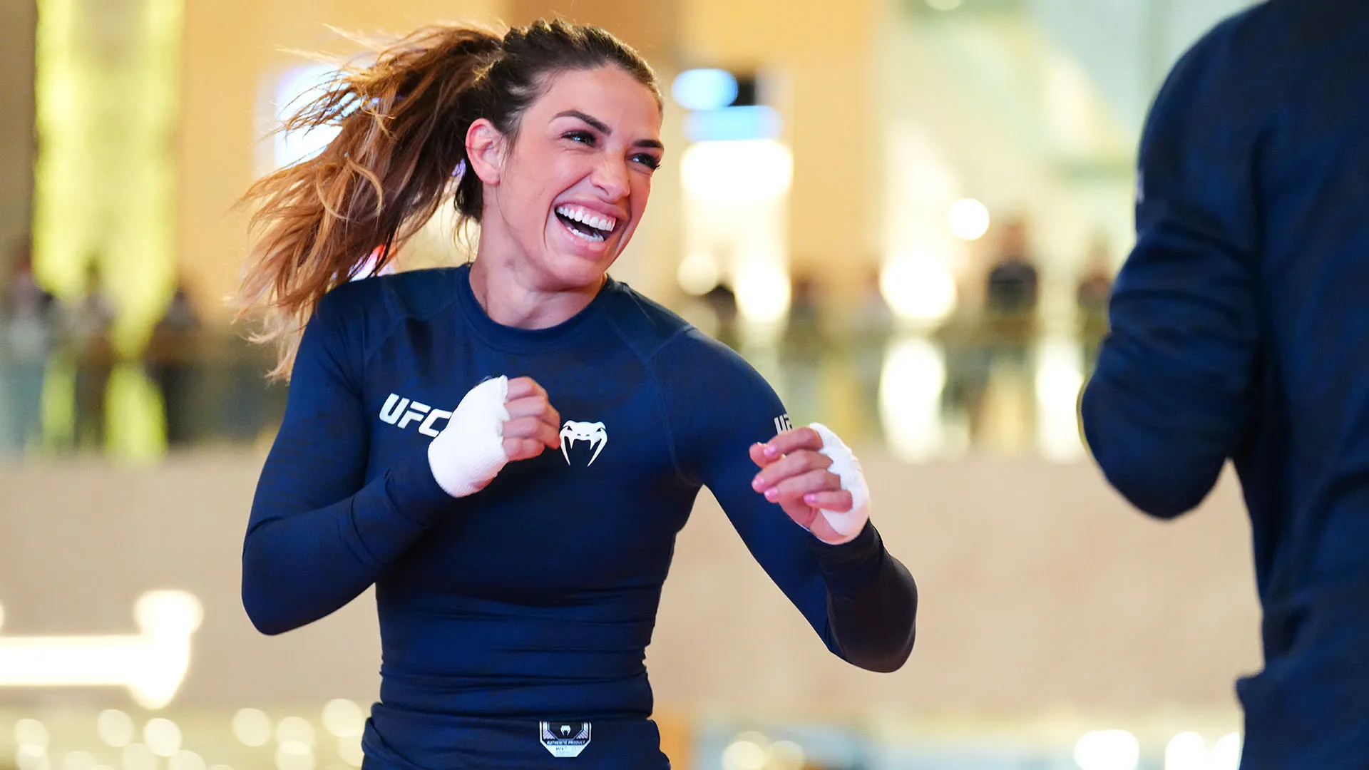 È una lottatrice professionista di arti marziali miste (MMA)
