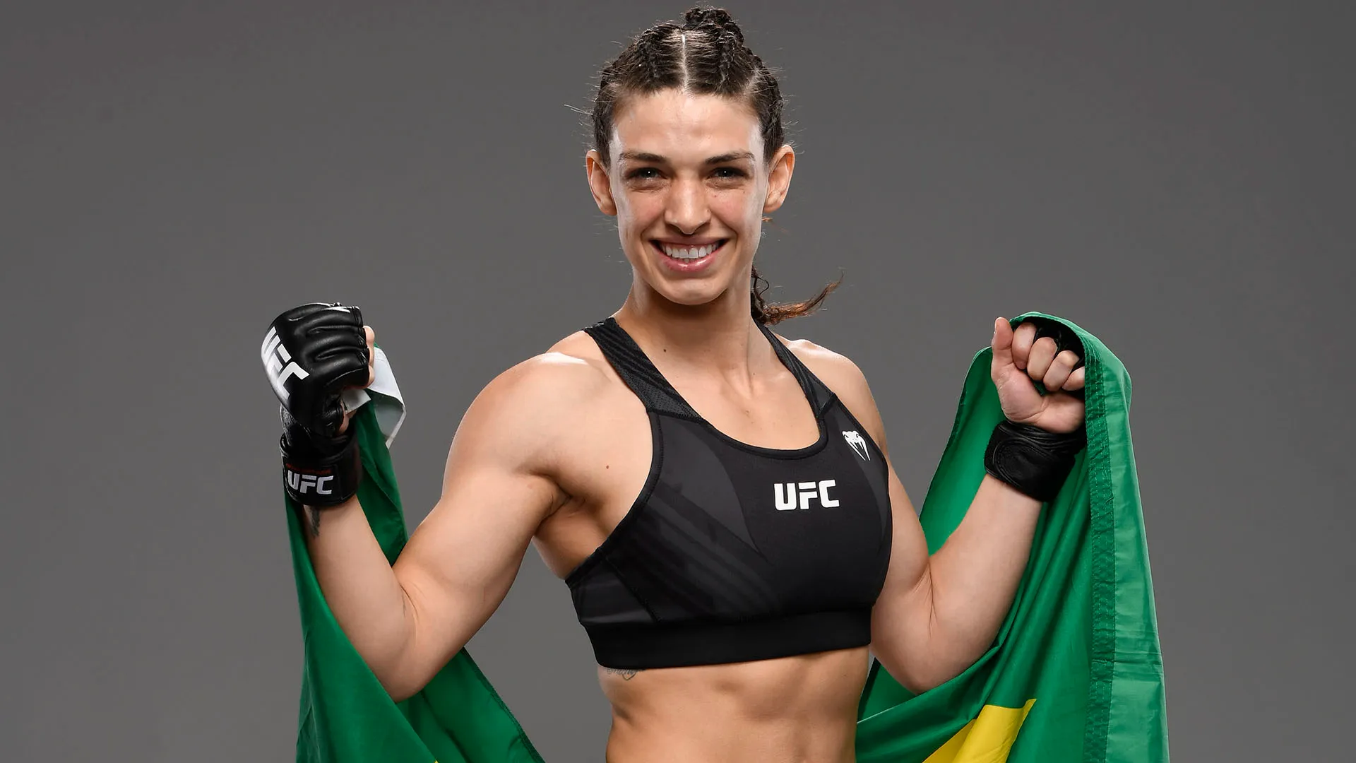 Il suo stile da combattimento è fortemente incentrato sul grappling e le sottomissioni
