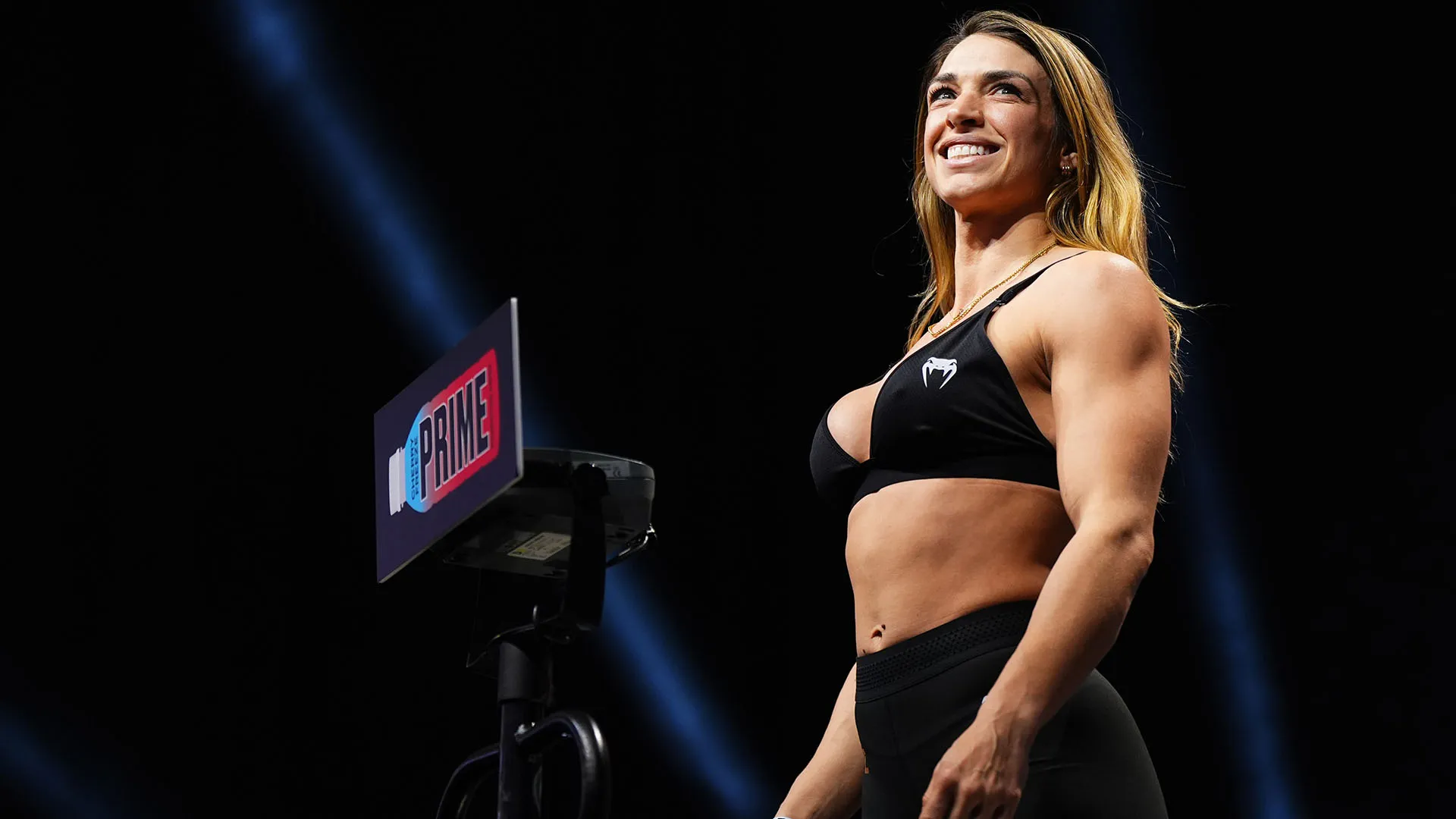 Mackenzie ha fatto il suo debutto nelle MMA professionistiche nel 2016
