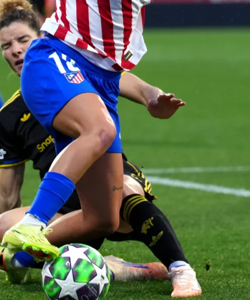 Stende l’avversaria con un calcione e viene cacciata fuori. Foto