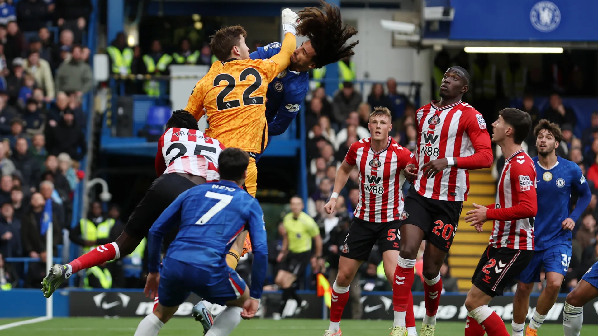 Il portiere del Sunderland è uscito per deviare il pallone ma ha colpito Cucurella