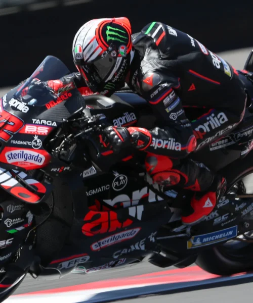 MotoGp, Sprint Indonesia: Bezzecchi esulta in volata, Marc Marquez anonimo, Bagnaia ultimo alla bandiera a scacchi