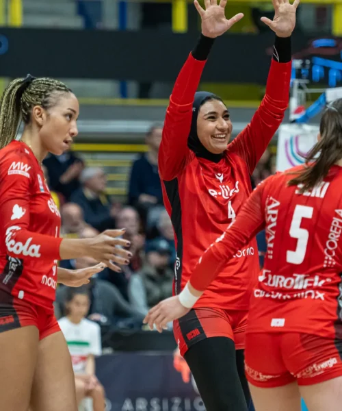 Dalle lacrime del capitano al debutto col velo, giornata storica per le farfalle: le foto