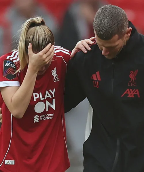 Dramma in campo per la calciatrice dopo il grave infortunio: le foto