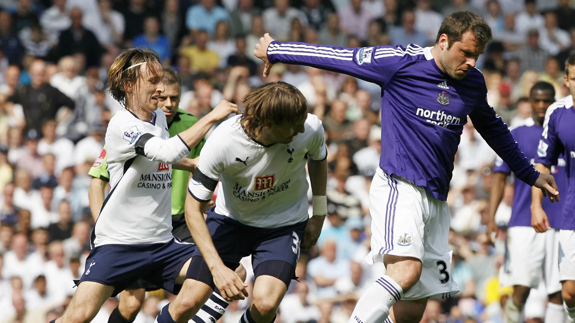 Da sempre grande tifoso del Milan, Viduka è cugino di Luka Modric

