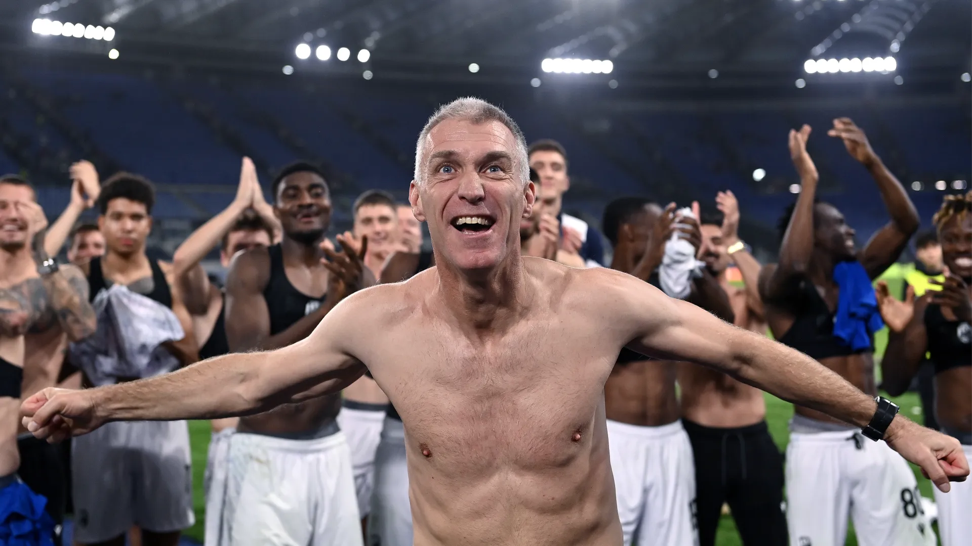 Al termine del match si è tolto la maglia e ha esultato insieme ai suoi tifosi