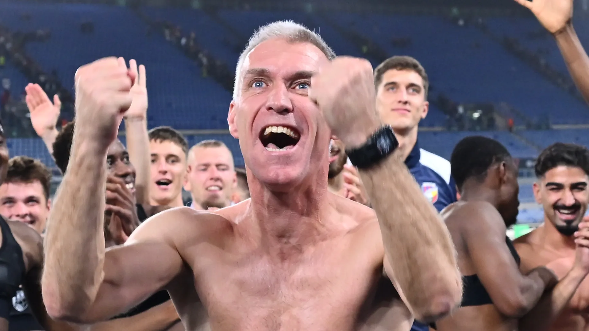 L'allenatore perde il controllo e si spoglia dopo la vittoria
