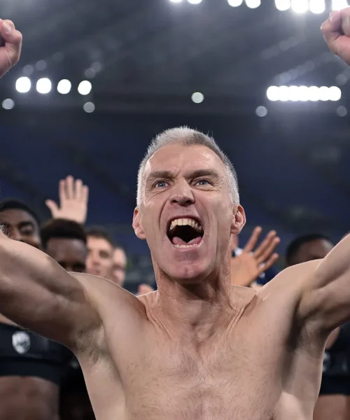 L’allenatore perde il controllo e si spoglia dopo la vittoria: immagini