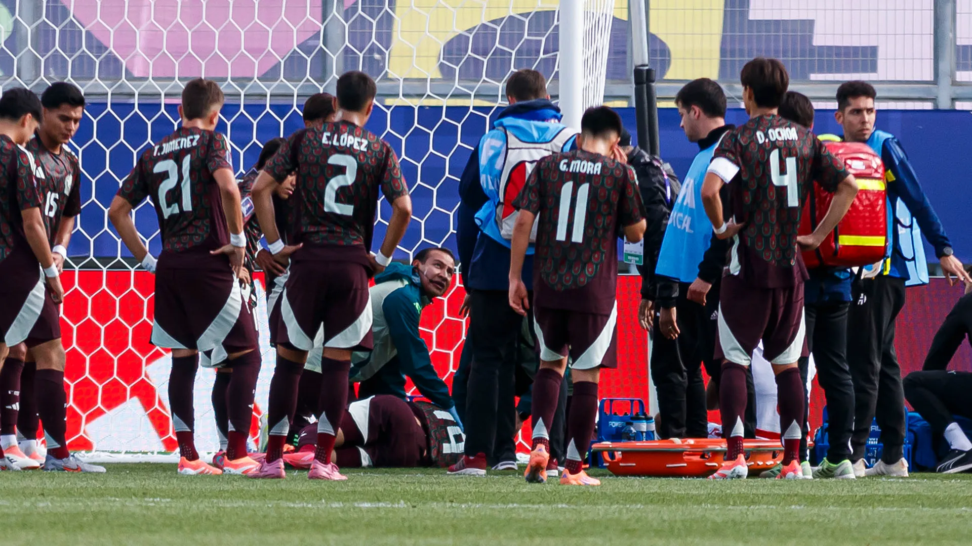 L'attaccante ha ricevuto un durissimo colpo alla testa mentre cercava di intercettare il pallone
