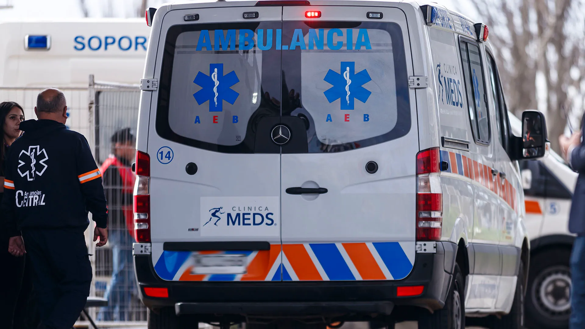 L'attaccante è stato caricato sull'ambulanza insieme ad un membro dello staff della nazionale messicana