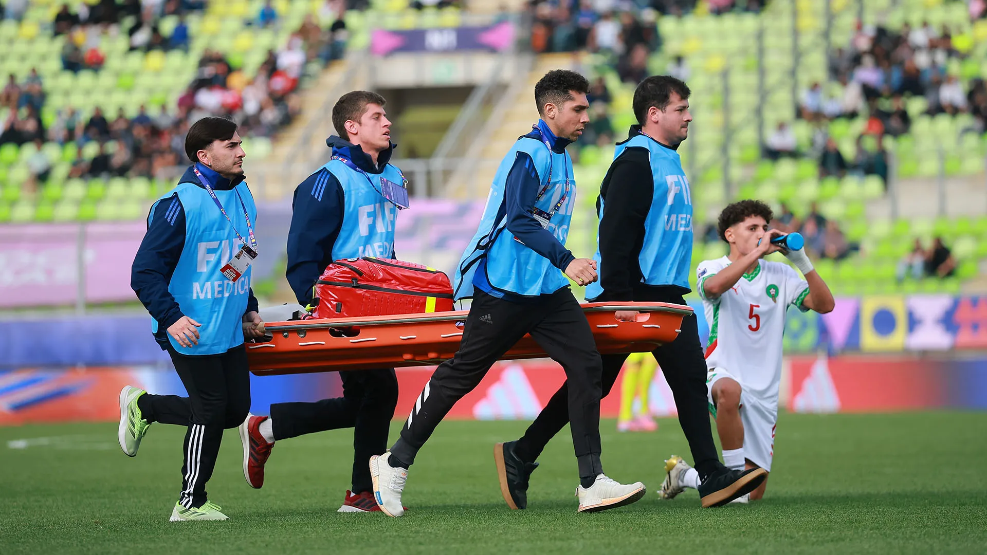 Lo staff medico è intervenuto immediatamente per soccorrere il calciatore diciottenne
