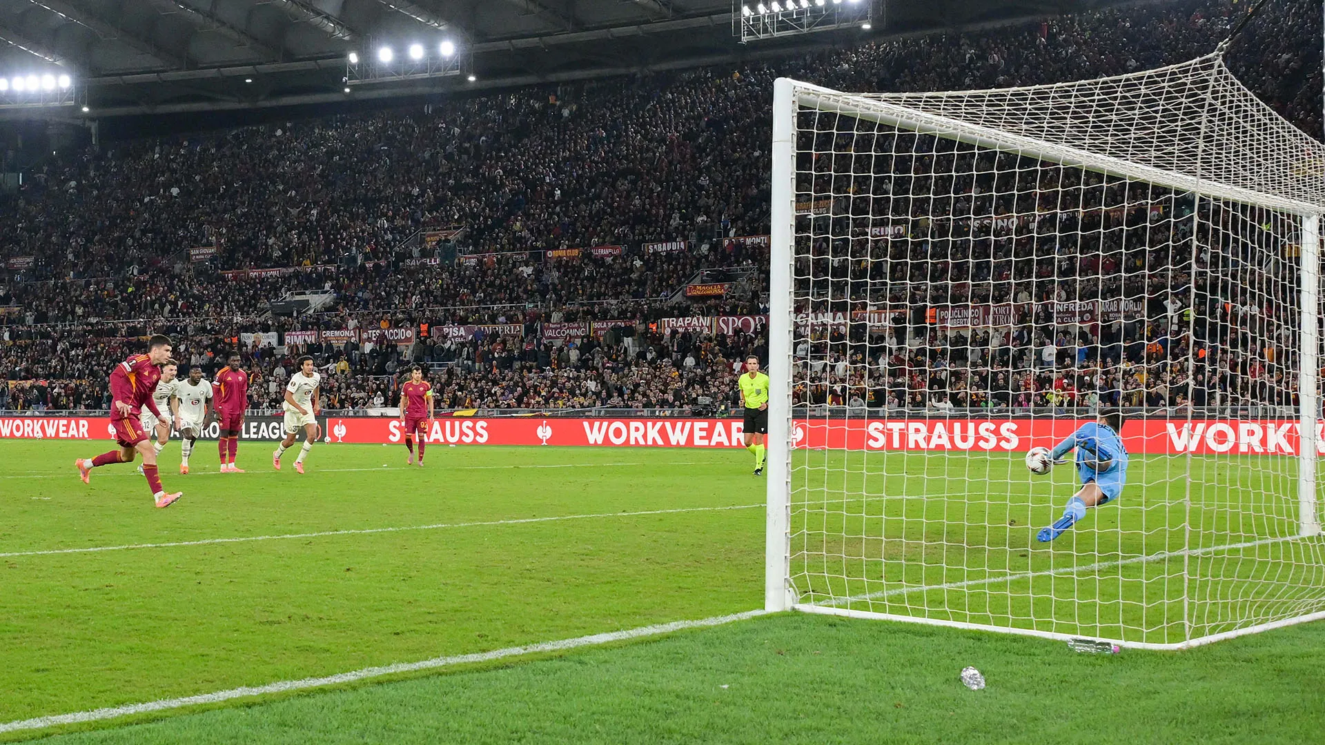 L'arbitro ha fatto ripetere il tiro per la terza volta, la Roma si è affidata a Matias Soulé ma ha sbagliato anche lui!
