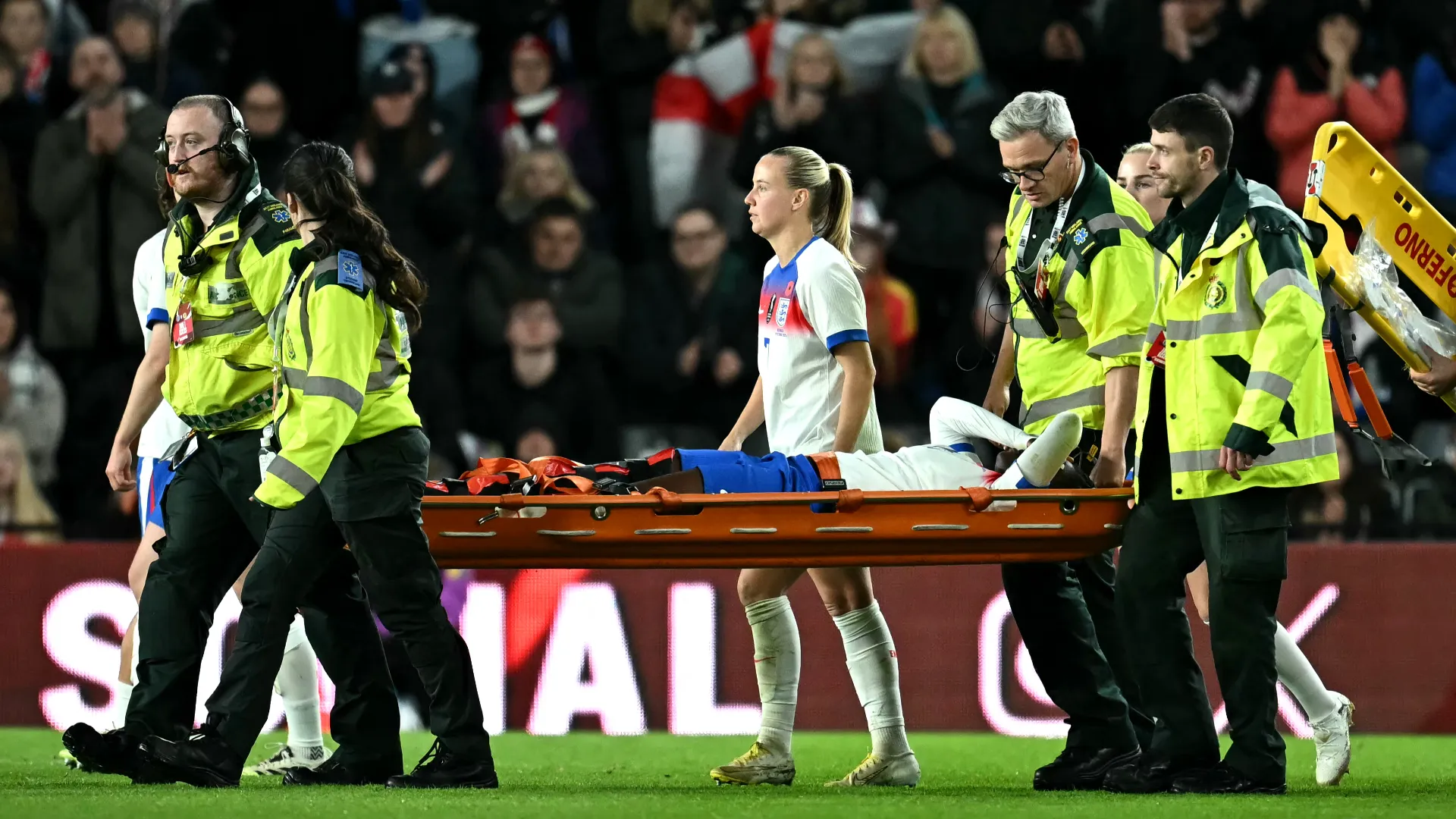 La campionessa urla e scoppia a piangere dopo il gravissimo infortunio
