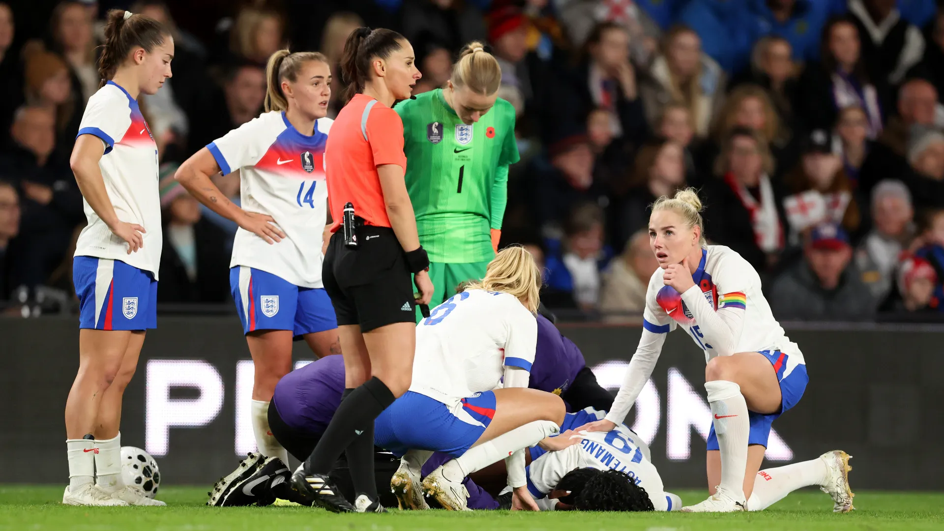 Le compagne si sono subito accorte della gravità dell'infortunio