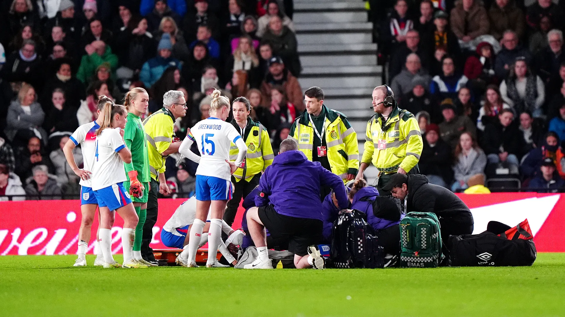 I dottori hanno prestato le prime cure a Michelle Agyemang direttamente in campo