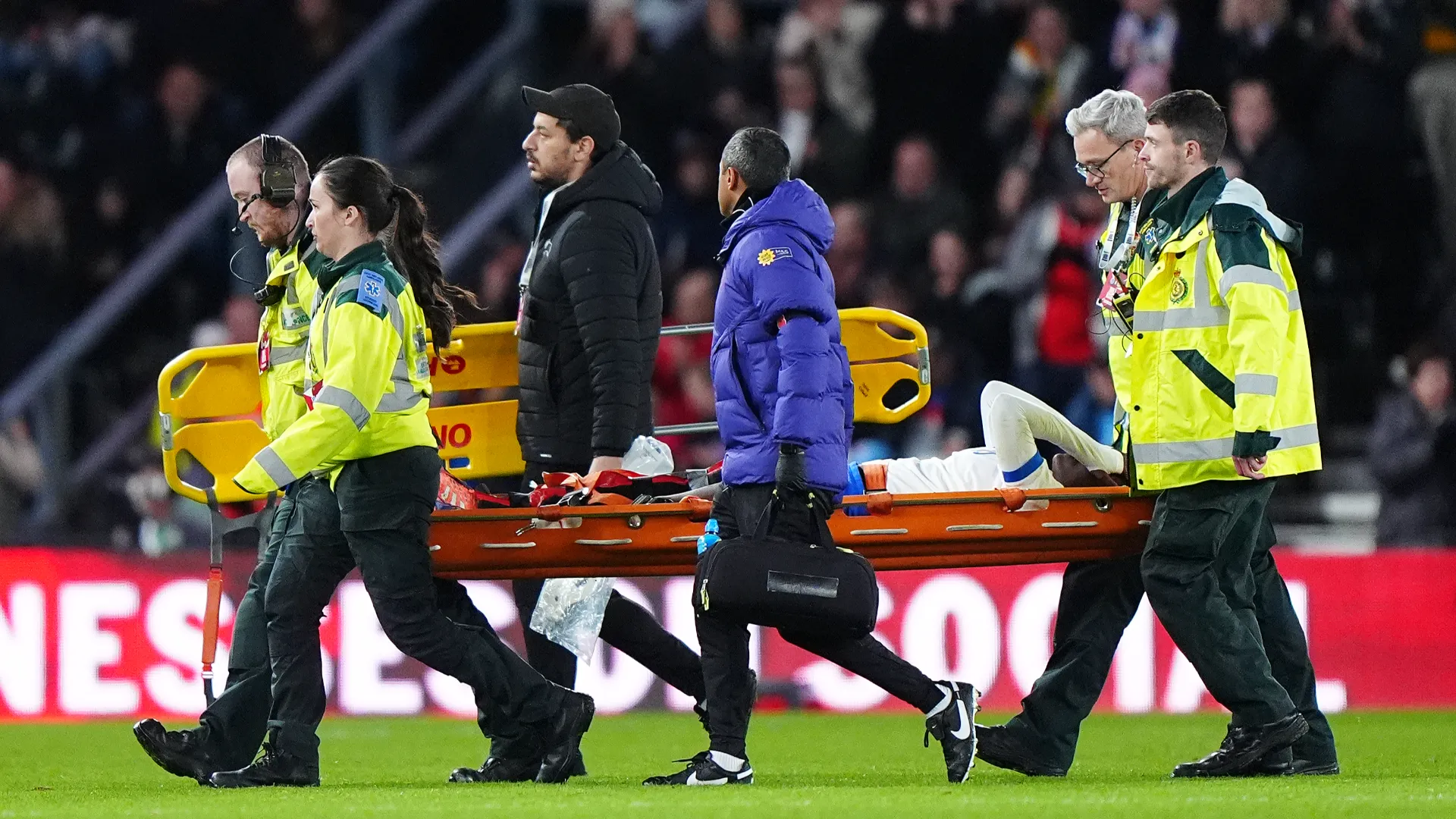 La campionessa è stata poi caricata sulla barella per uscire dal campo