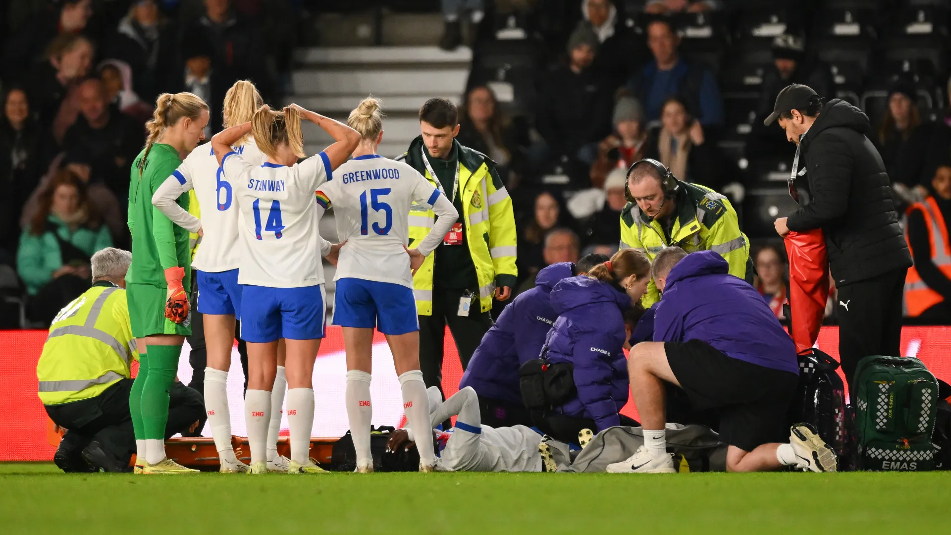 Lo staff medico è immediatamente entrato in campo