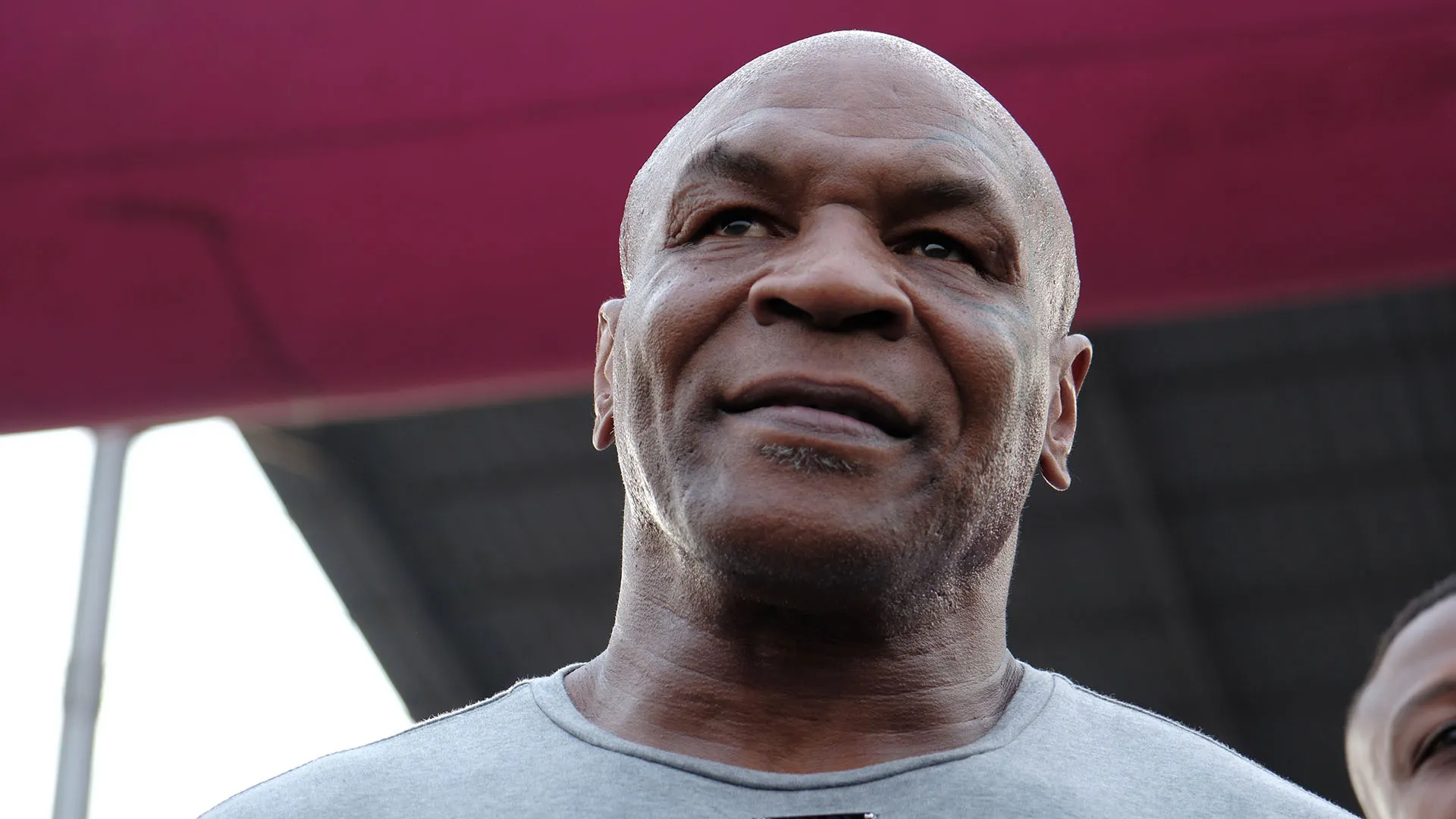 L'ex campione americano dei pesi massimi ha anche fatto un discorso nello storico stadio Ali-Foreman
