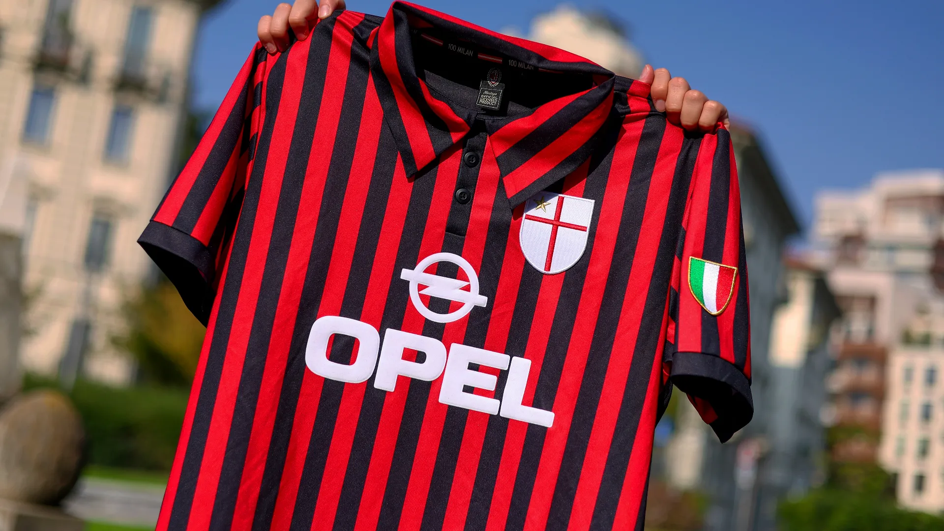 Qui, invece, la riedizione dell'iconica maglia con lo storico scudetto bianco e la suggestiva croce rossa