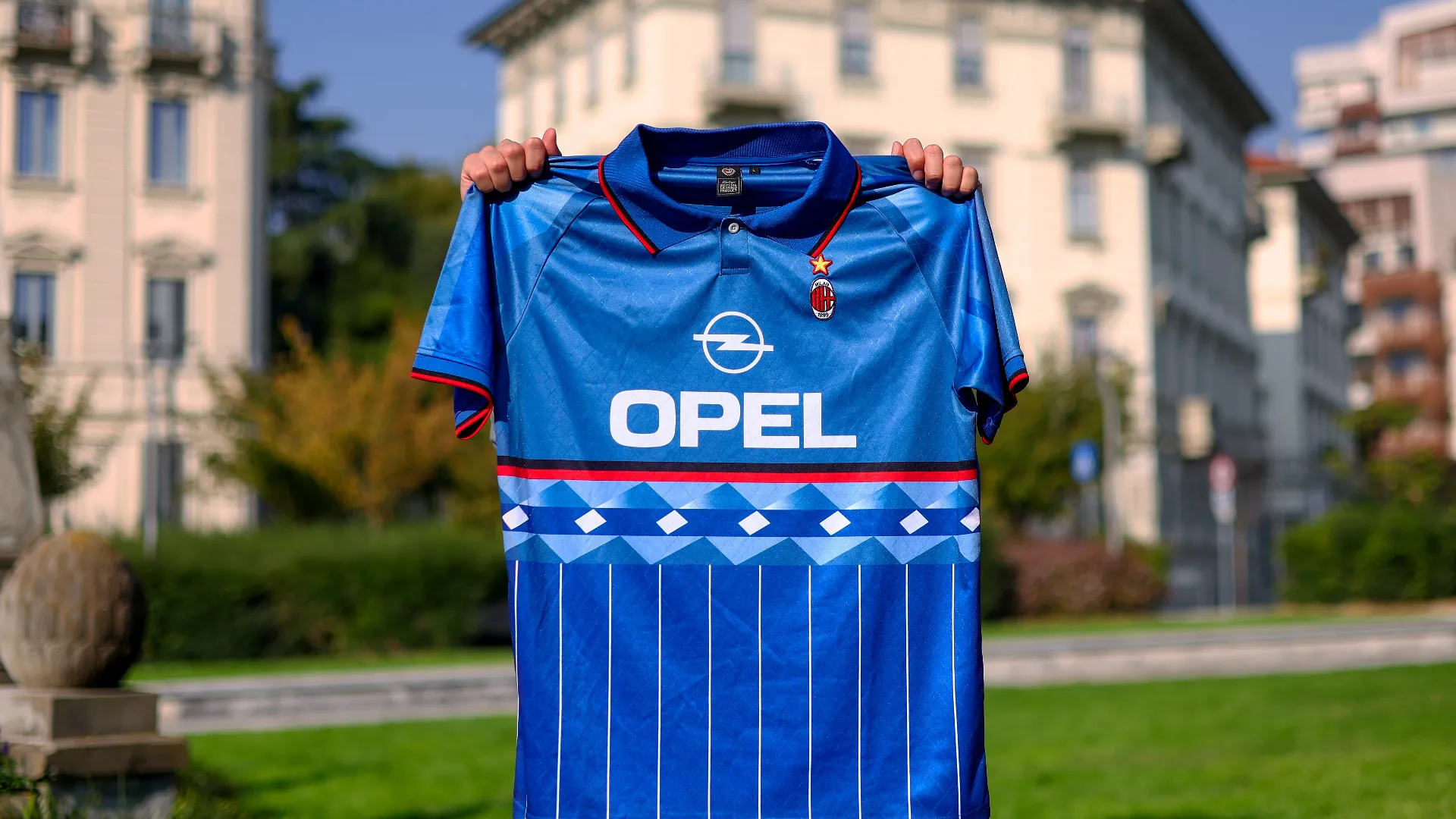 Iconica la maglia blu della stagione 1995/96, impiegata dal Milan in due amichevoli