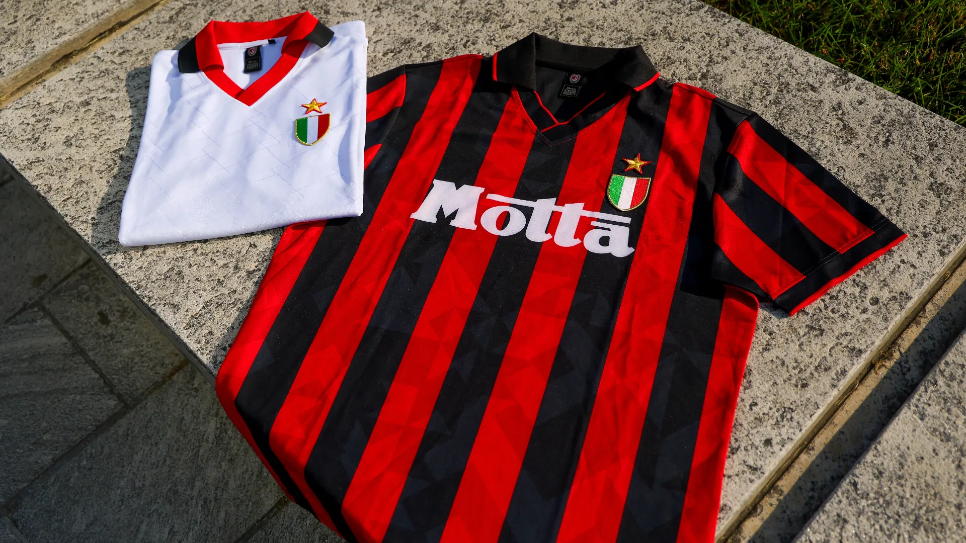 Il club ha messo in vendita alcune delle divise che hanno fatto la storia della società rossonera