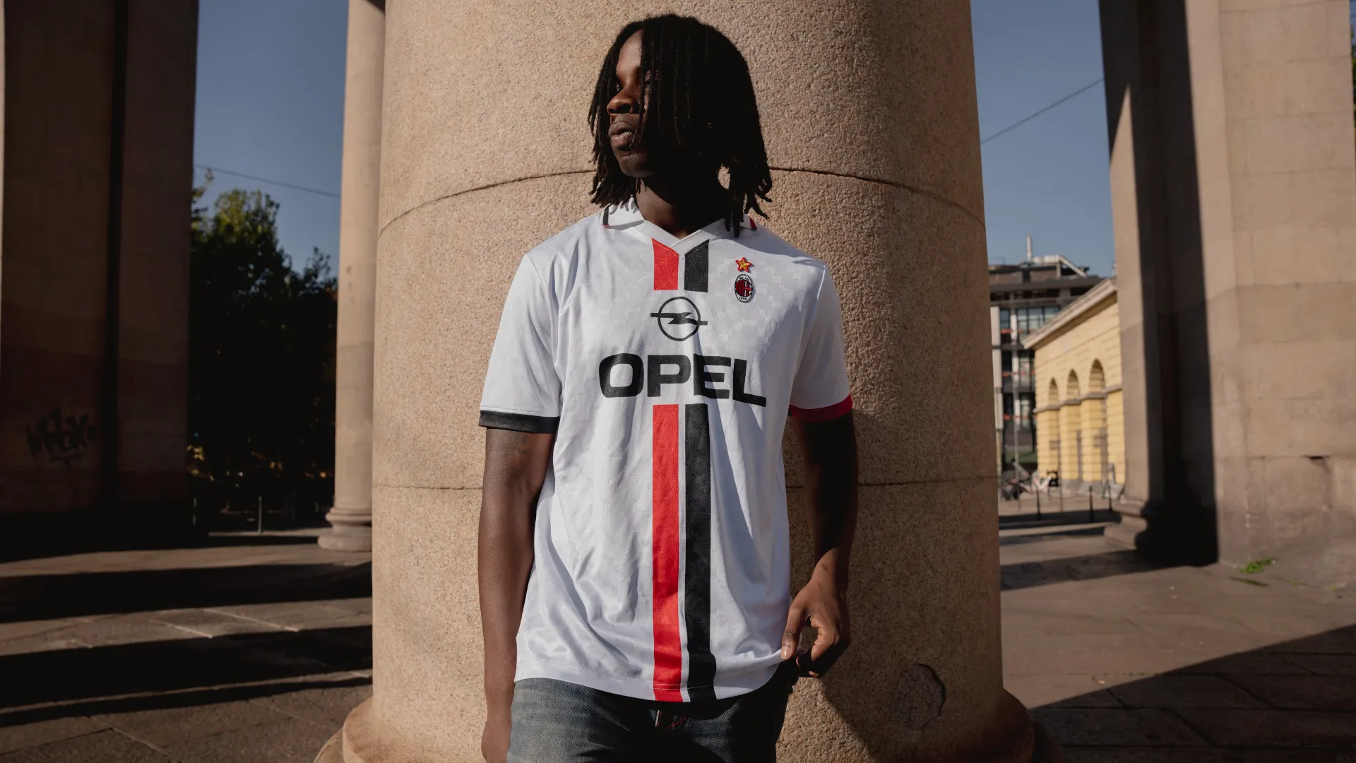 Spettacolare anche questa maglia bianca con doppia banda verticale