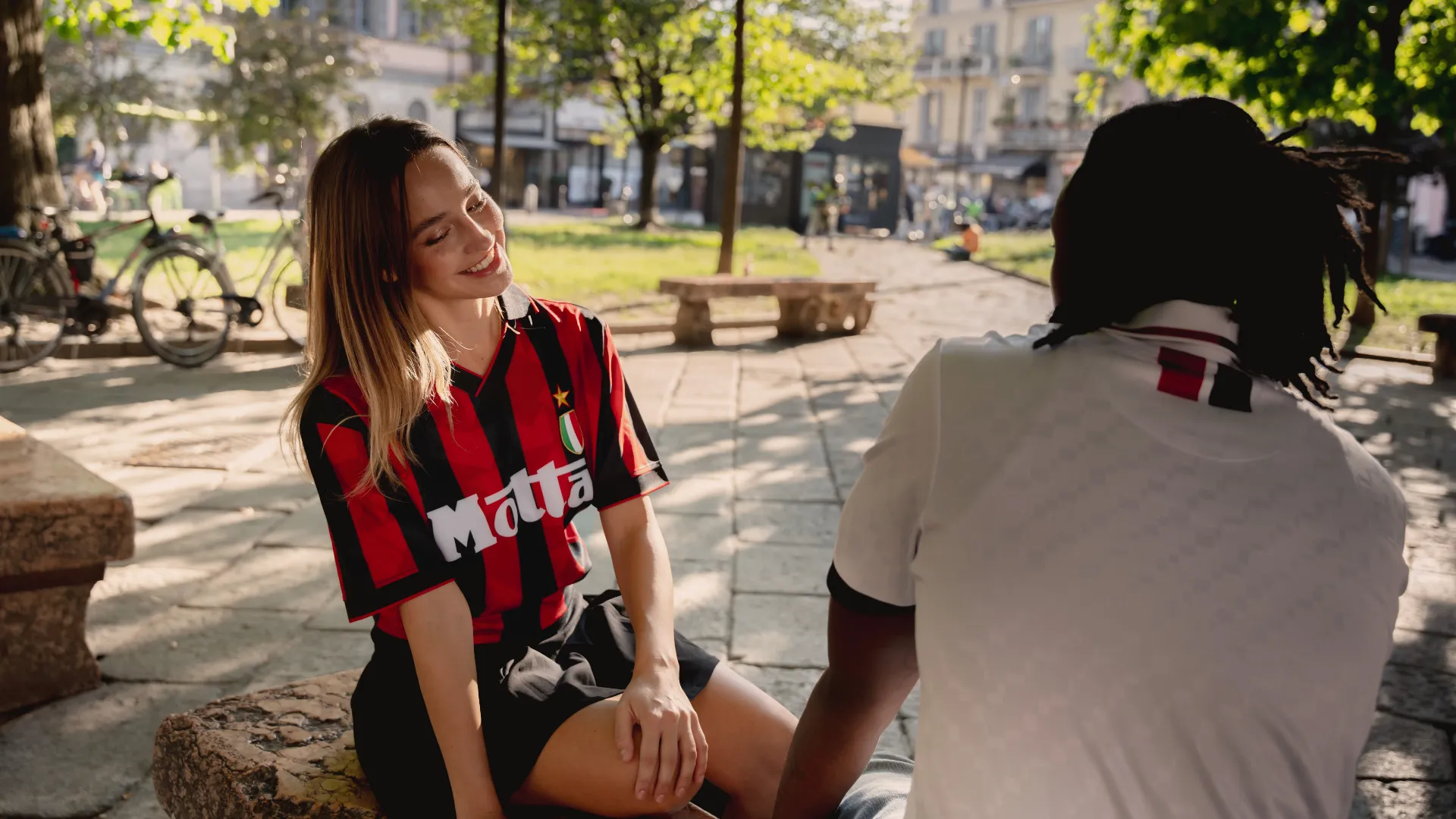 La stagione 1993/94, durante la quale il Milan utilizzò la maglia in foto, è quella della storica doppietta Campionato/Champions League