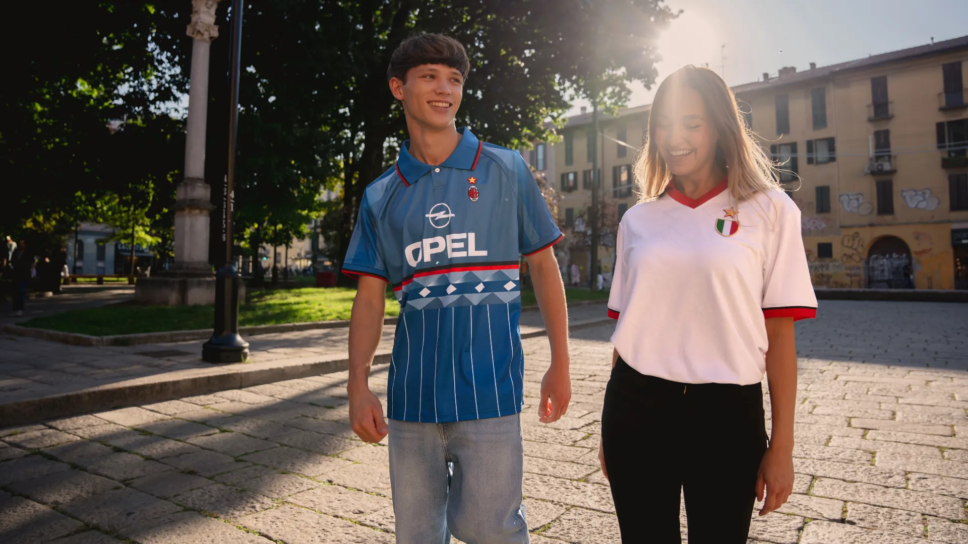 La ragazza indossa l'iconica maglia gara della finale di Coppa dei Campioni del 1994