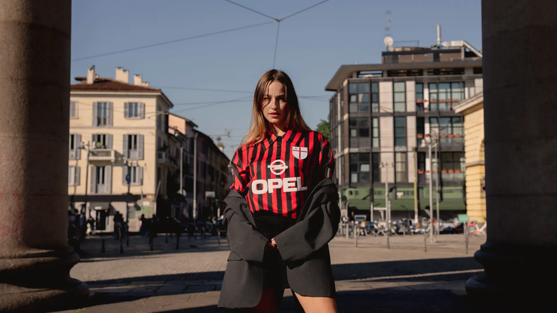 In foto vediamo lo storico scudetto bianco e la suggestiva croce rossa, che rappresenta la croce di San Giorgio, simbolo della città di Milano