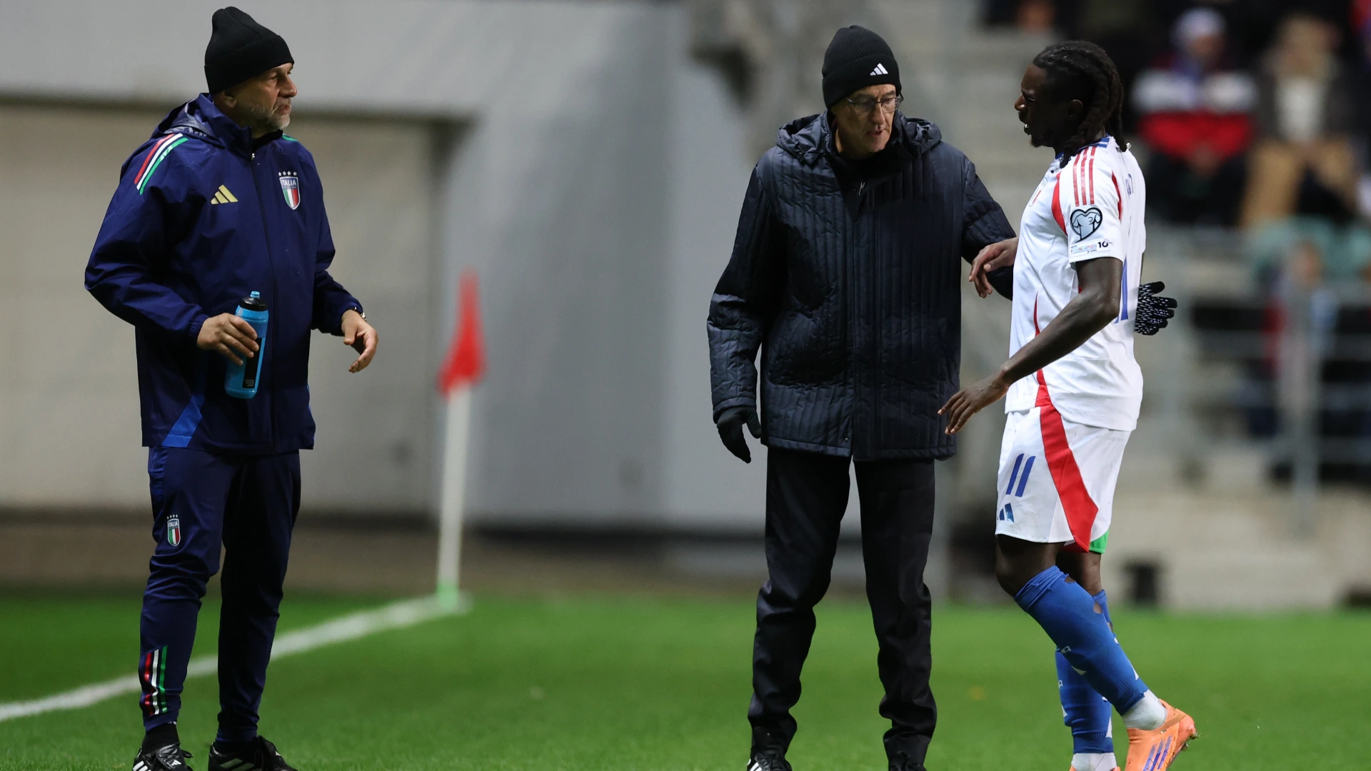 Kean si è avvicinato alla panchina, lamentando un dolore alla caviglia