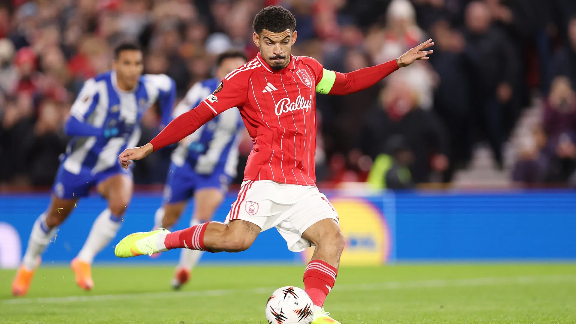 Due calci di rigore concessi dall'arbitro al Nottingham Forest