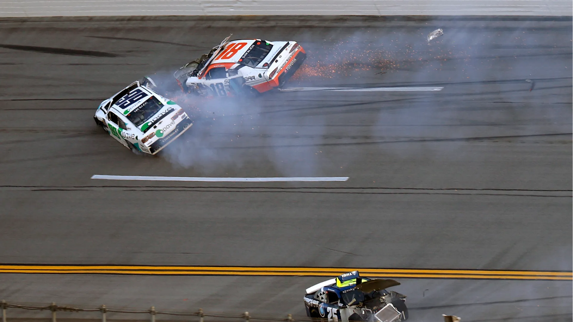 Il contatto iniziale è stato provocato da Jeb Burton, che ha toccato la macchina di Creed facendola slittare verso la parete
