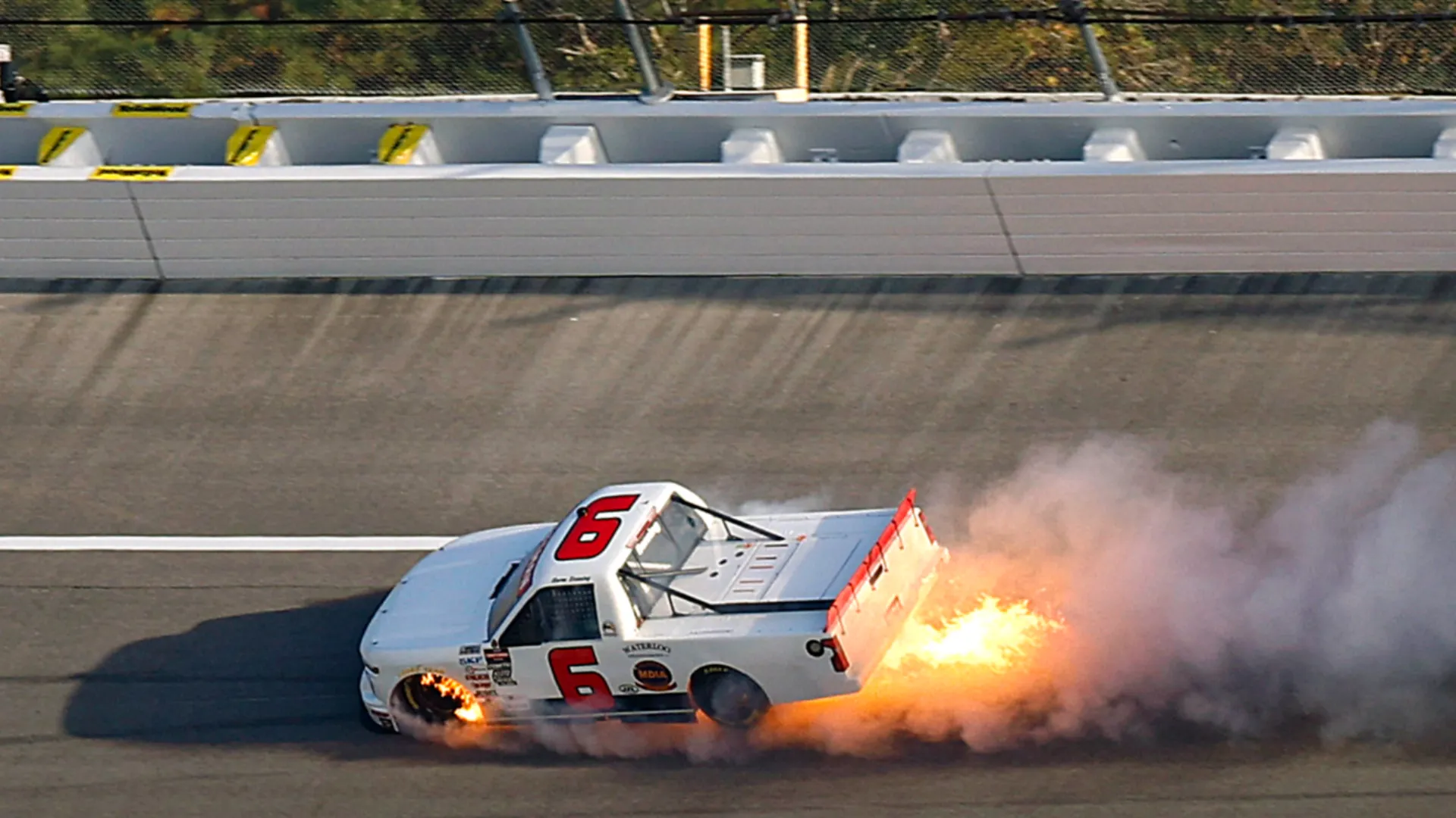 L'auto prende fuoco durante la gara, le foto
