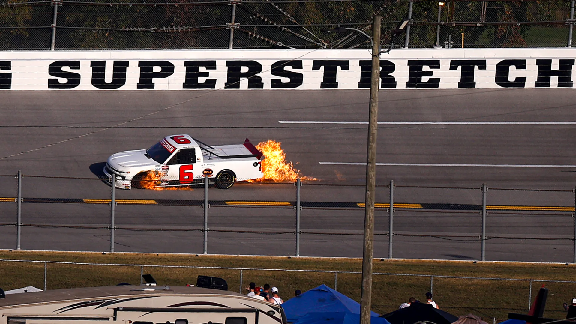 La sua Chevrolet #6 MDIA Inc ha preso fuoco durante la NASCAR Craftsman Truck Series Love's RV Stop 225
