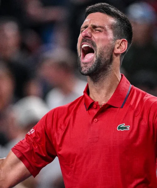 Masters 1000 Shanghai, Novak Djokovic fatica ma va agli ottavi