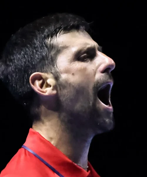 Novak Djokovic si ritira, a Taylor Fritz la finale di consolazione del Six Kings Slam