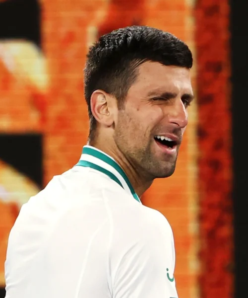 Novak Djokovic strizza l’occhio a Jannik Sinner