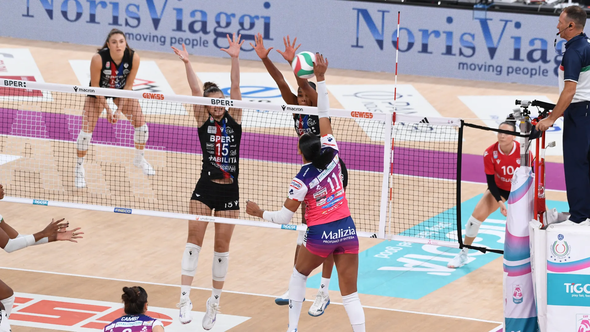 Herbots – premiata con merito MVP dell’incontro – è subito decisiva in battuta, con Novara che scappa 1-5 con Alsmeier e Ishikawa a segno e poco dopo si va 4-8 al cambio campo con Bonifacio che chiude a rete una gran difesa di Igiede (4-9). Due in fila di Alsmeier (4-11 e 7 punti nel set per lei), poi è ancora Bonifacio a chiudere la volata con il primo tempo del 6-15.

