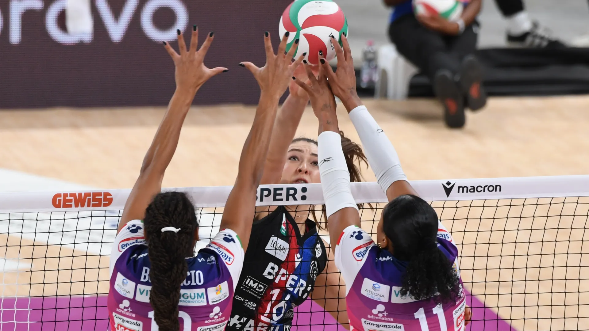 Si riparte testa a testa: Novara si affida a Herbots, che mette la testa avanti a muro (5-6) mentre Montano riporta avanti le sue prima del break azzurro che si rivelerà poi decisivo: 12-15 con Ishikawa a concretizzare una gran difesa novarese. Igiede ne fa due in fila (14-18), Kipp prova il tutto per tutto (ace, 18-20) ma Novara non si ferma più: Herbots chiude uno scambio infinito (21-23), Bonifacio a muro manda tutti al tie-break (21-25).

