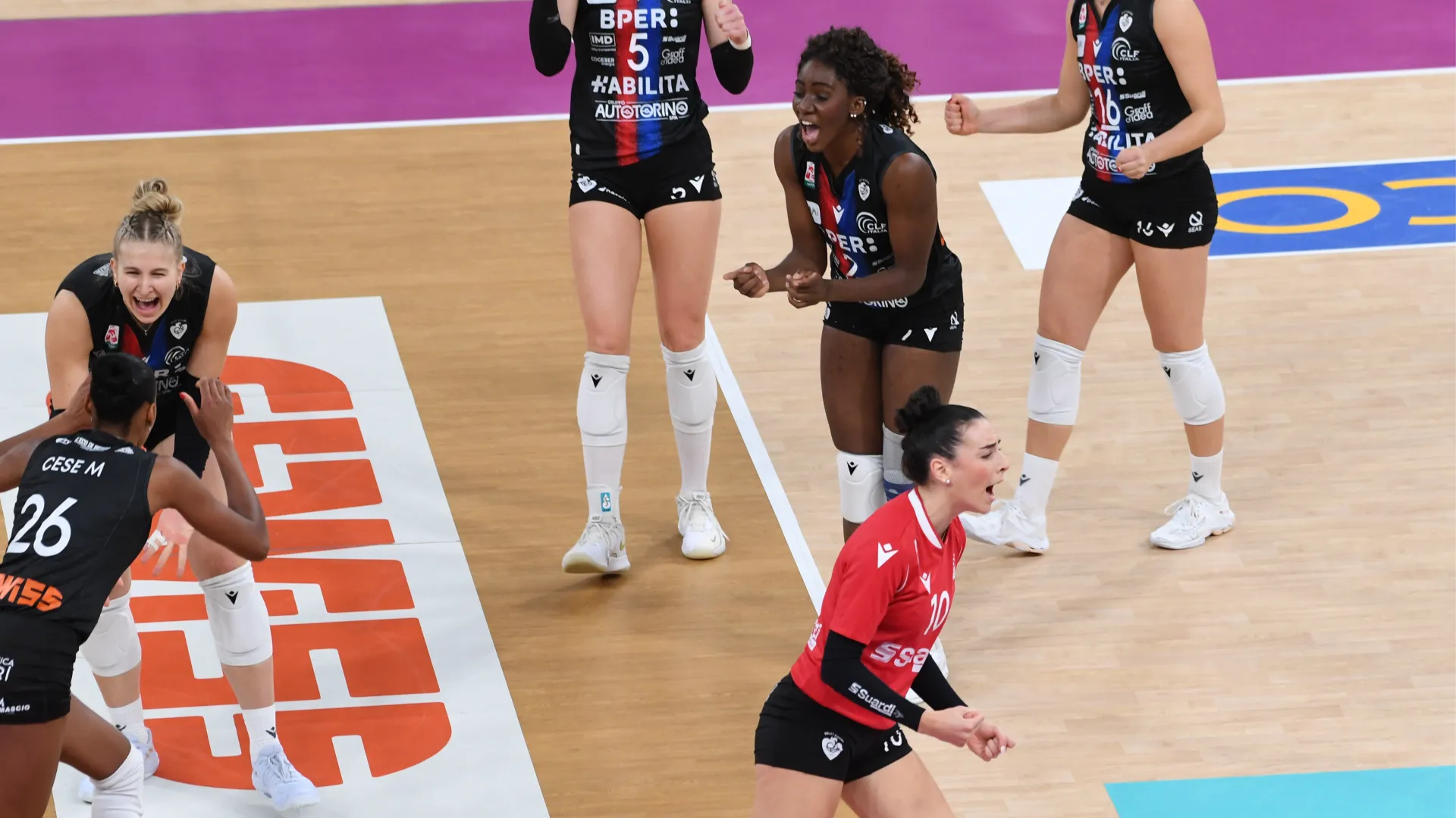 Si parte punto a punto, con Mims che firma il primo break azzurro sul 6-8 mentre Montalvo con l’ace sorpassa sul 10-9; altro break azzurro (10-12, ace di Igiede), Bonifacio scappa a muro dopo due gran difese di De Nardi (13-16) mentre Parisi ferma il gioco, con Bergamo che rientra sul turno in battuta di Manfredini fino al 17-17. Herbots si prende il servizio di potenza (17-18) e allunga in pipe (17-19) favorendo poi in battuta il lungo break che vale il 17-25 proprio grazie a un ace della schiacciatrice belga.

